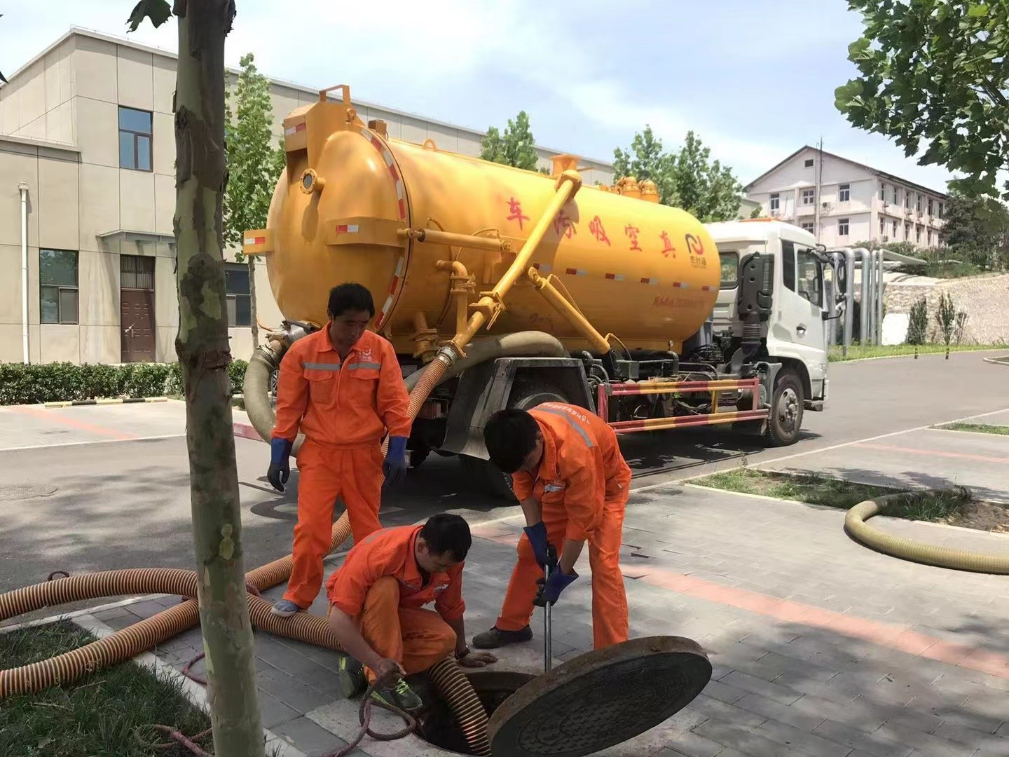 龙川管道疏通车停在窨井附近